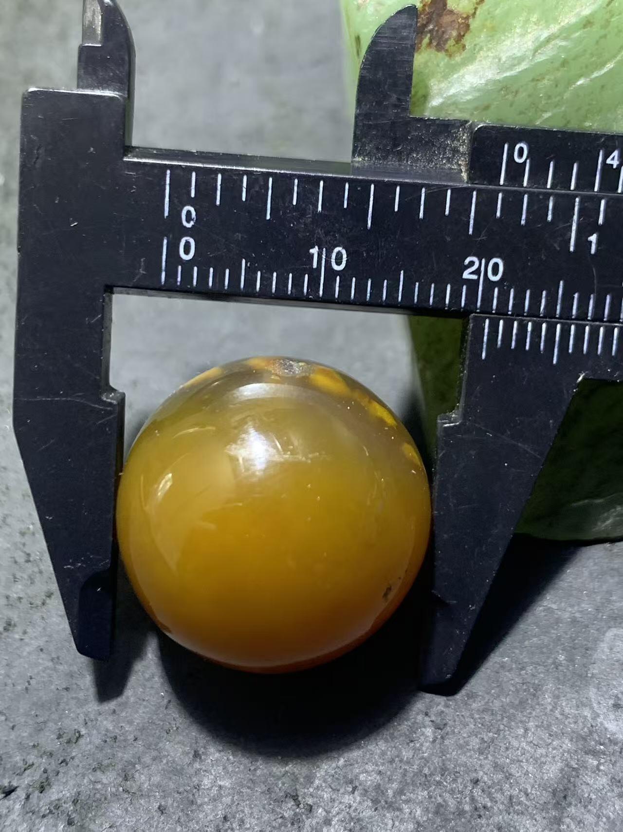 精美蒙料鸡油黄冻料战国红玛瑙圆珠一个，，