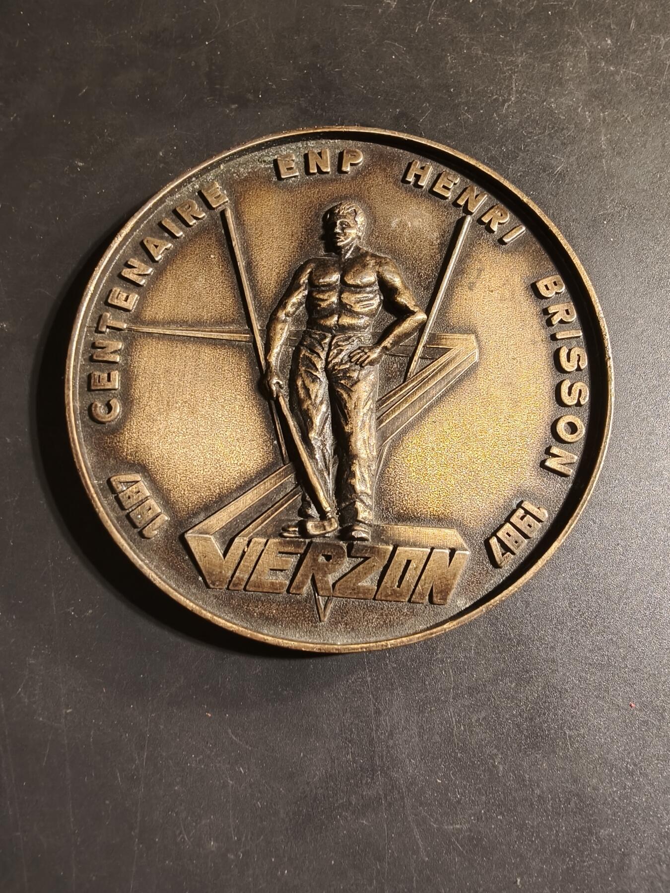 老王徽章第168期 法国昂利·布里松国立工艺学校创始人昂利·布里松诞辰一百年纪念章     直径90mm.     重量150g