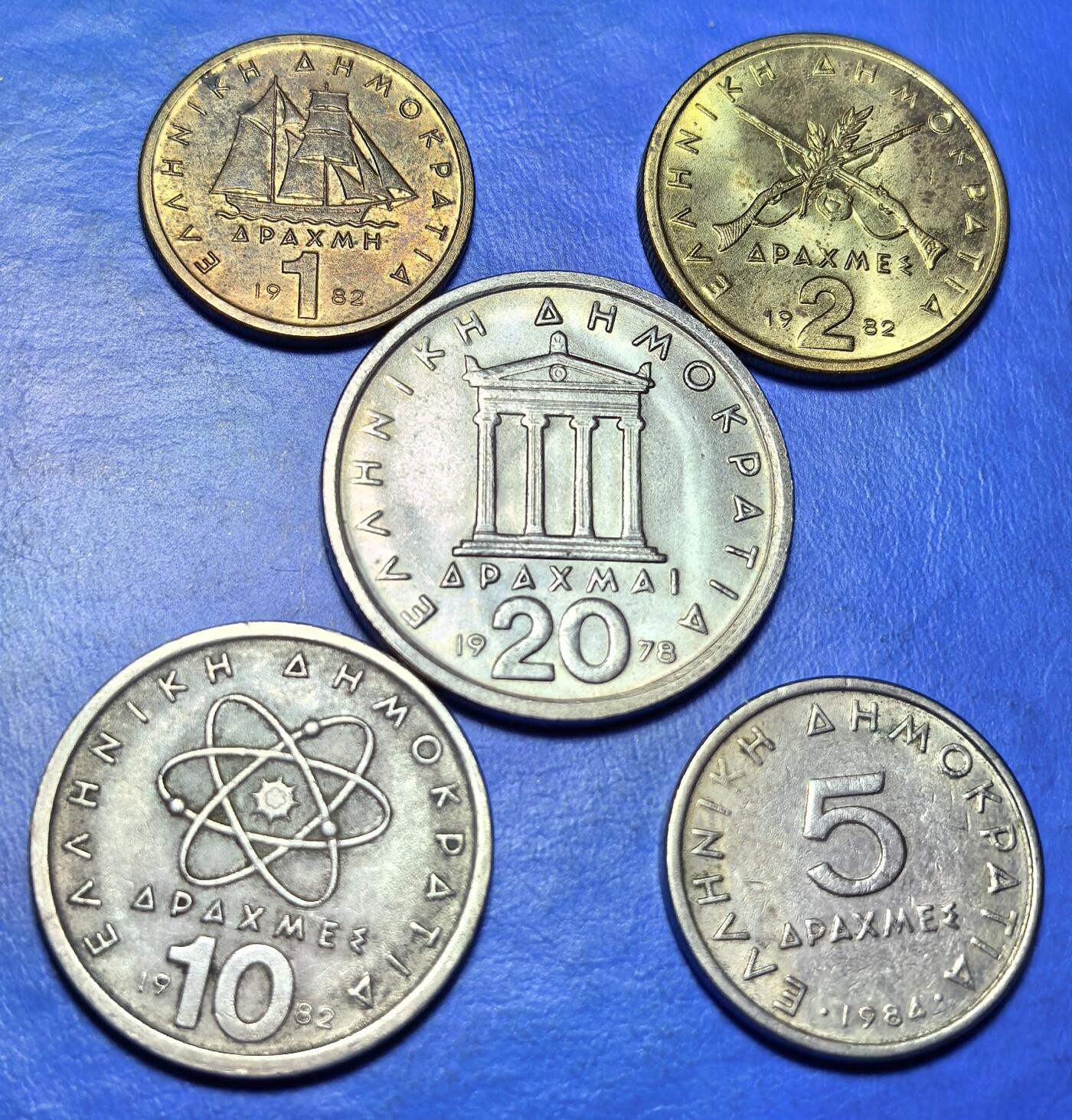 外国优质老铜币银币，周六九点倒数截拍，满百包邮，可寄存半年，喜欢朋友微信扫描二维码可直接参拍