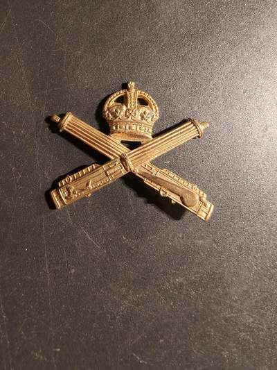 老王徽章第168期 - 英国近卫机枪团帽徽      一战时期    背杆损坏