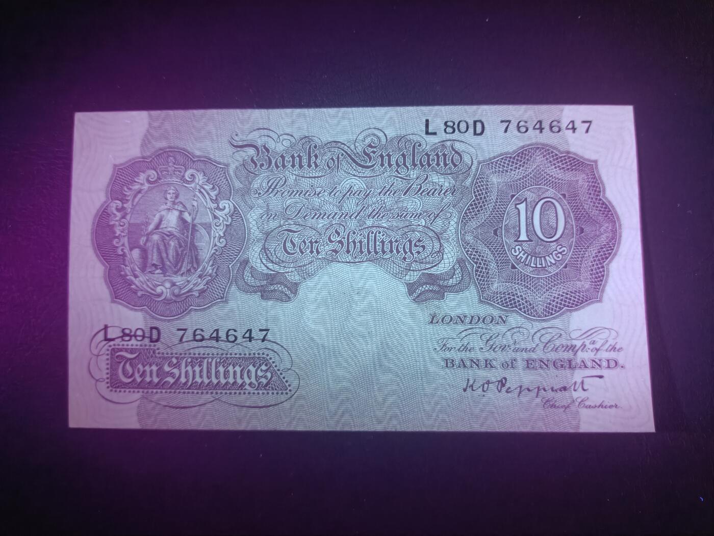 2025十二月第一期，总206期 英格兰战时A序列10先令UNC-，有别于战前战后普通的红色版本用紫色印刷