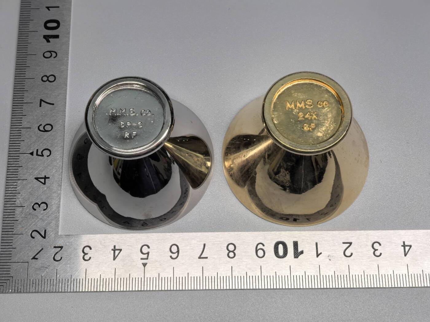 小驴勋章奖章收藏12月06日周六晚六点拍卖（珍爱和平，收藏战争，铭记历史，勿忘国耻，忠党爱国。有偿代拍，送拍规则在简介最后，参拍须阅读规则后再参拍，关系到运费包装发货时效真假辨别等关键信息，拍卖时不再发原图，看大图店主微信码在拍卖店铺介绍里） 电镀、镀金小酒杯一对