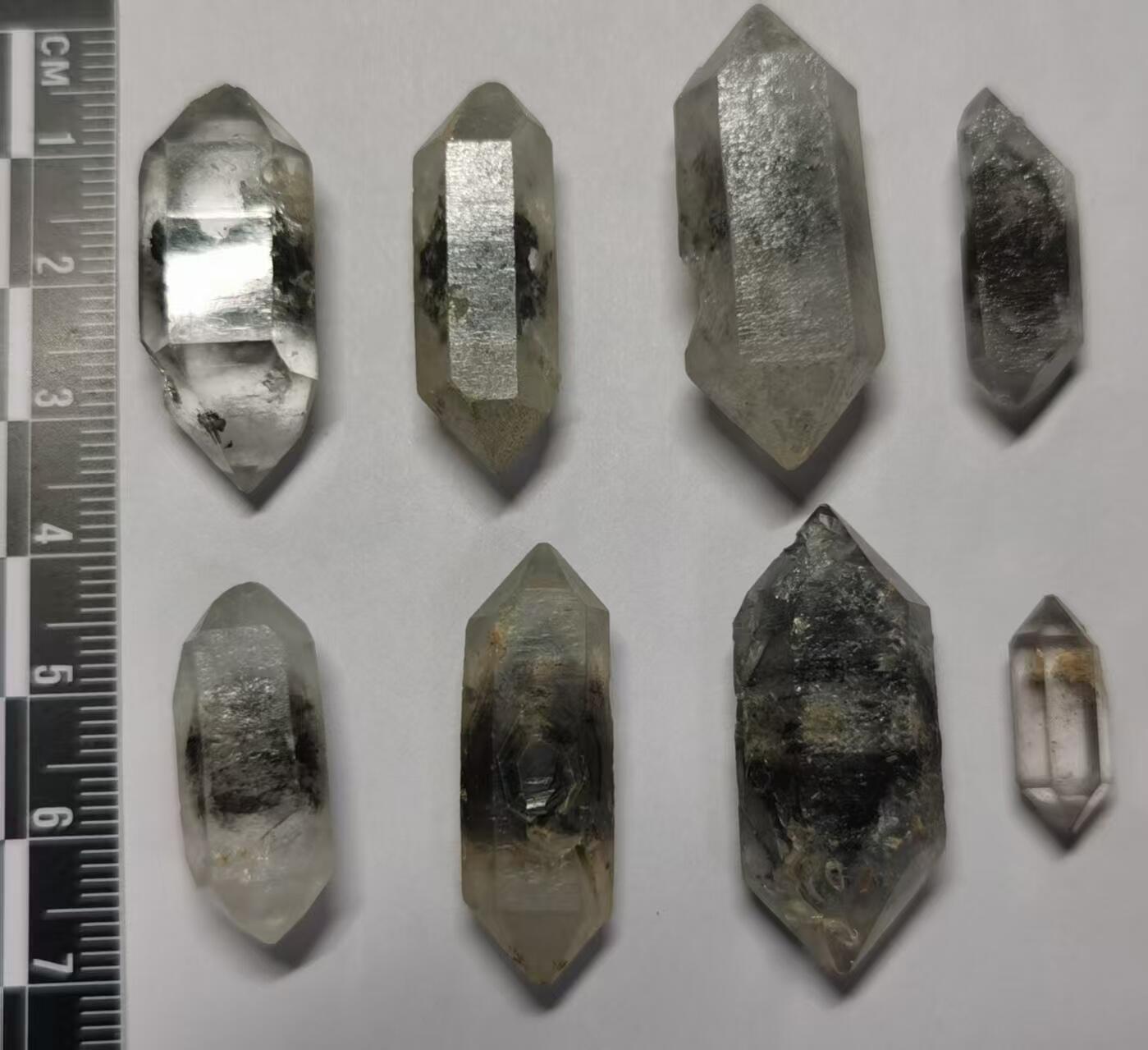 七河·世界钱币杂件水晶矿标小拍（总第30期） 藏家出品 X667 云贵闪灵水晶 糖心类 一组 8 枚，总体重量 30 多克 本件拍品由合作藏家负责邮寄