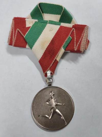 罗岚⭐新藏⭐特惠专拍第一场-分享拍场赚佣 - 匈牙利人民共和国1977银级军人体能竞赛优胜奖章 实发带刻字 非常有意思的设计 保留了三角挂但是又可以作为脖子佩戴 少见 品相极好