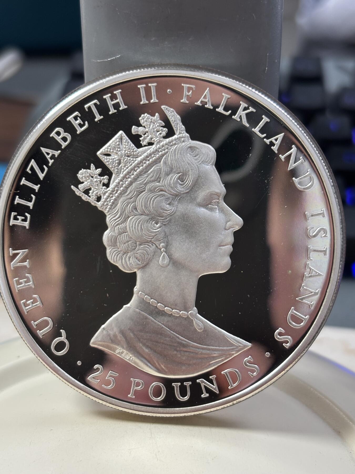第184期拍卖 福克兰群岛 1986年150克英王婚姻钱币25英磅精制纪念银币 带盒证书，925银银价1923