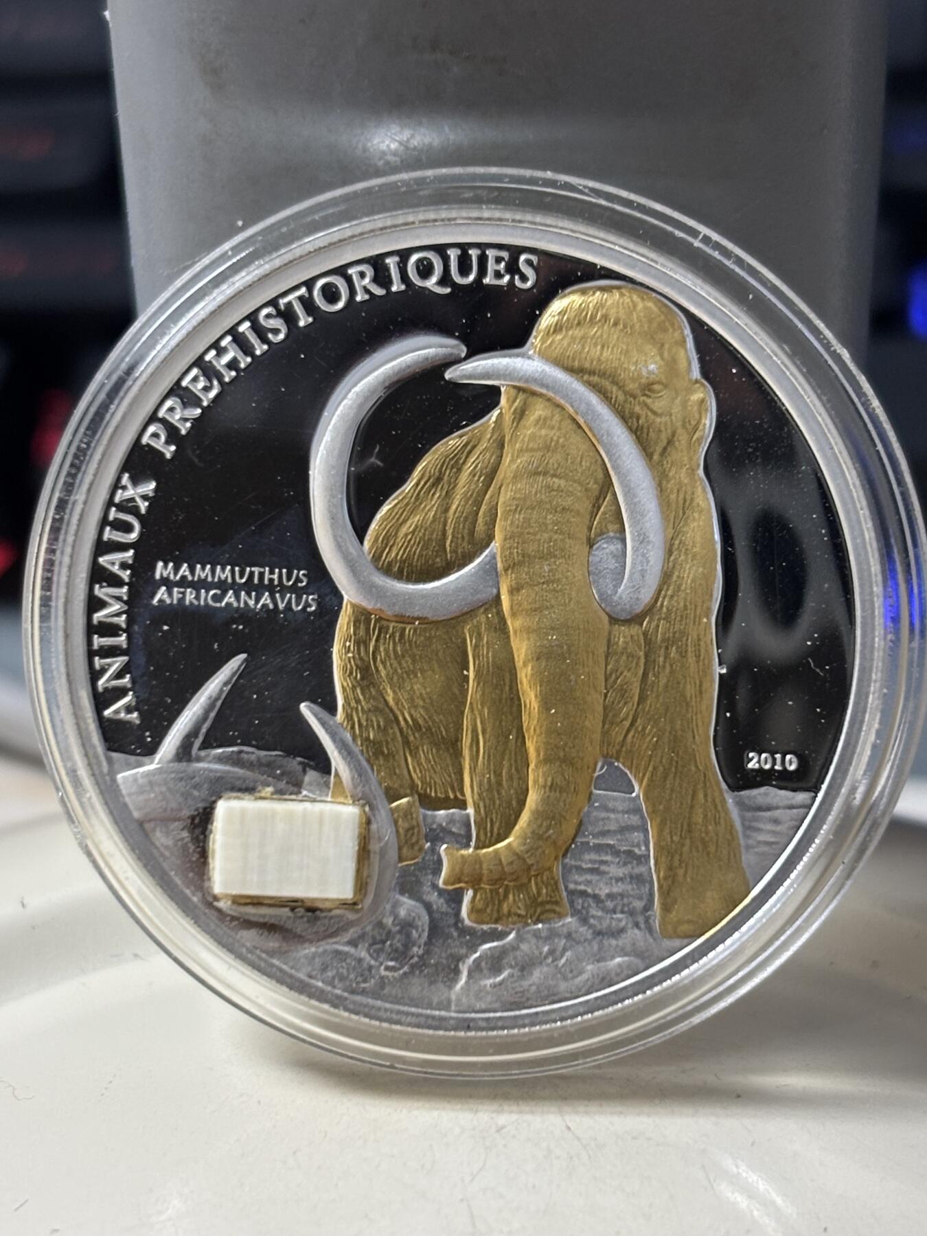 第184期拍卖 获奖币科特迪瓦2010猛犸象镶嵌镀金纪念银币，925银镀金，25克，世界最美25种钱币之一，有氧化