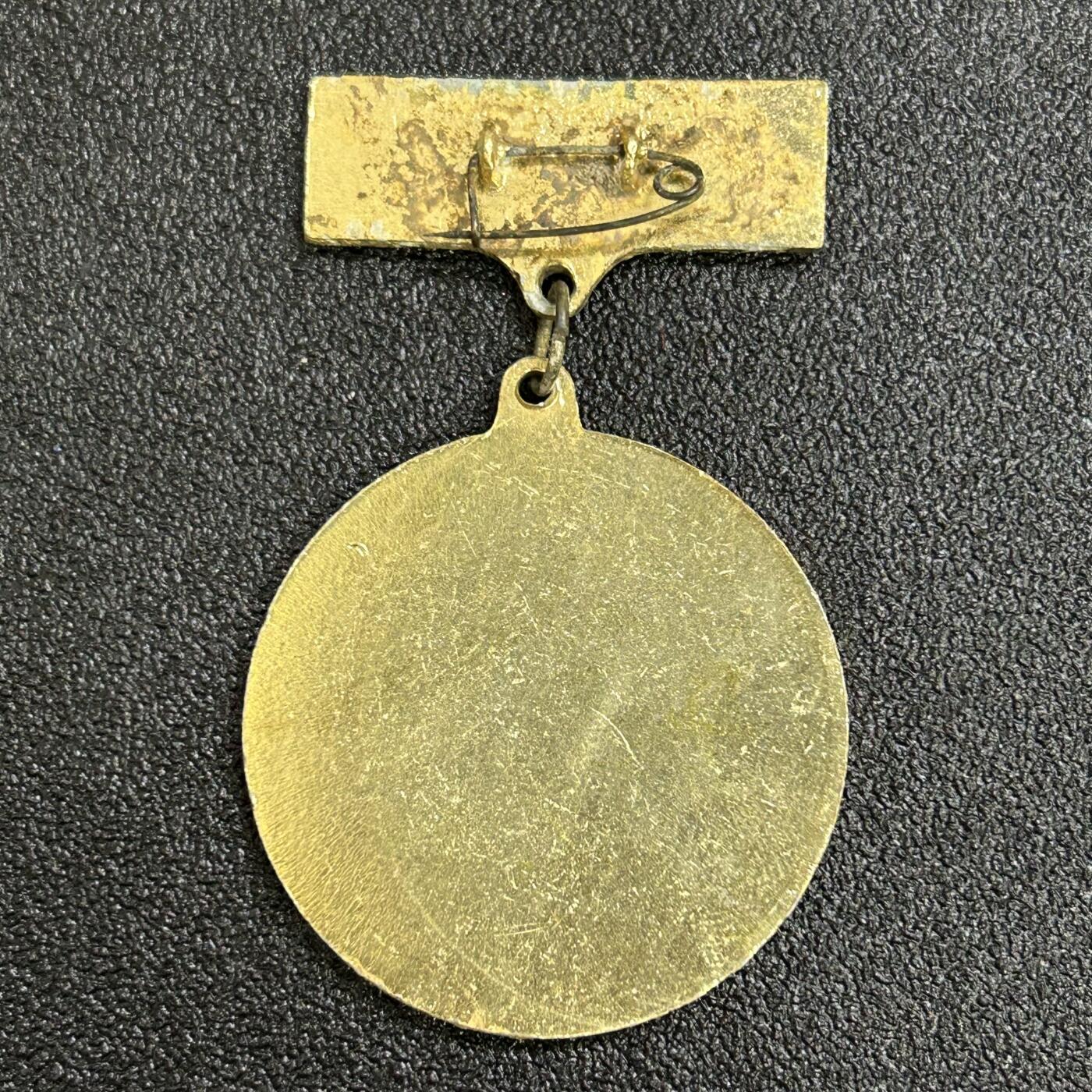 西秦中古拍卖第六十九期 柬埔寨民族解放奖章 消灭波尔布特政权奖章 好品 铝制，1979年设立，授予参加1978年12月25日至1979年1月7日越南领导在柬埔寨作战的越南军人