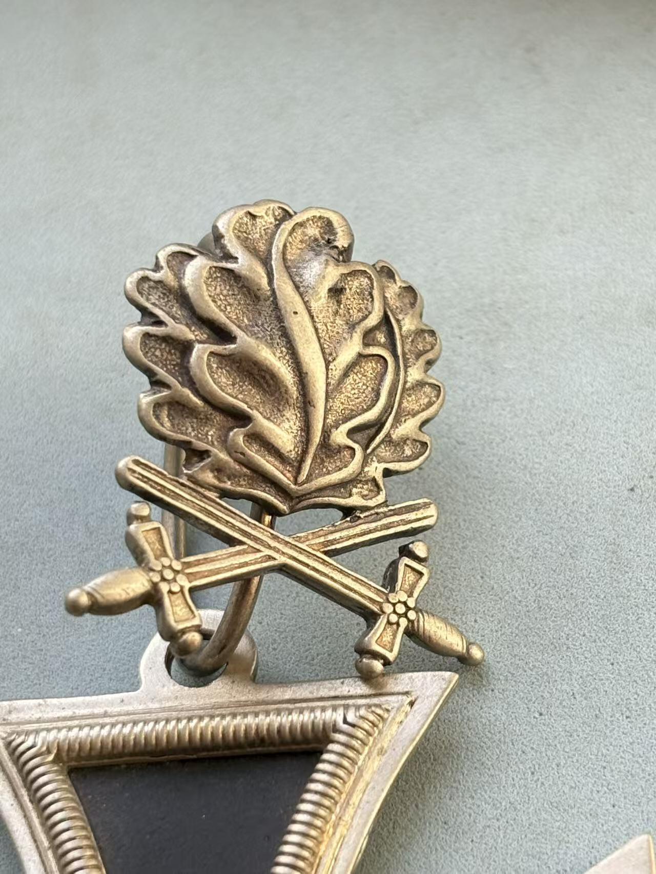 盛世勋华——号角文化勋章邮票专场拍卖第292期 德国（1939）骑士级铁十字勋章 带原盒和纸盒 银制带800银标 复制品 大全套，包装标识：盒子上的“C.E.Juncker Berlin SW 68”是德国历史上著名的勋章制造商（容克公司），该品牌常为德国官方生产勋章类物品。