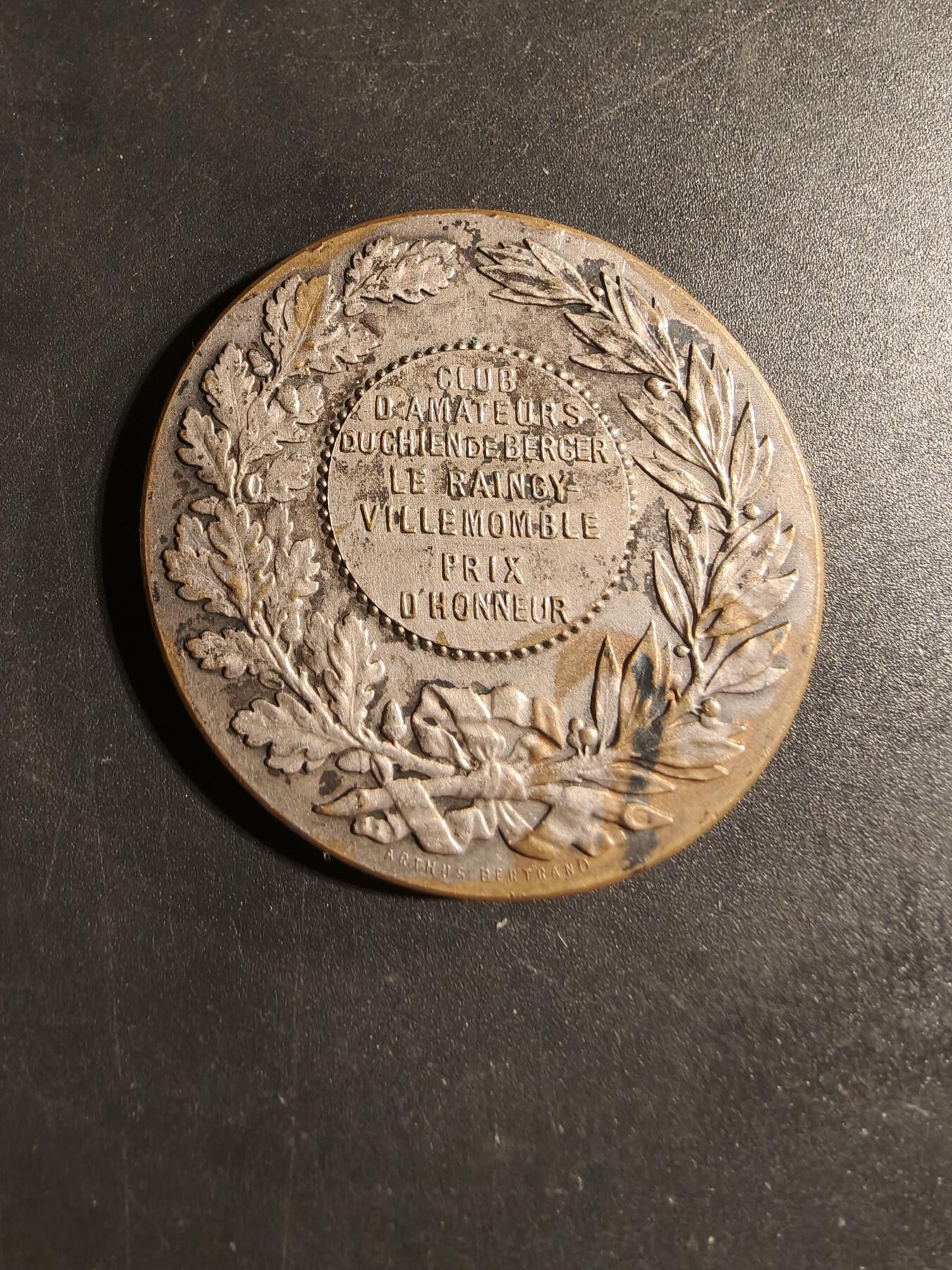 老王徽章第168期 法国牧羊犬爱好者俱乐部大铜章     直径41mm.    重量32.6g