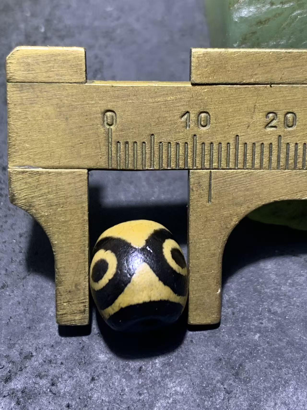 仅此一颗，精品藏传牙黄三眼玛瑙天珠一颗，，