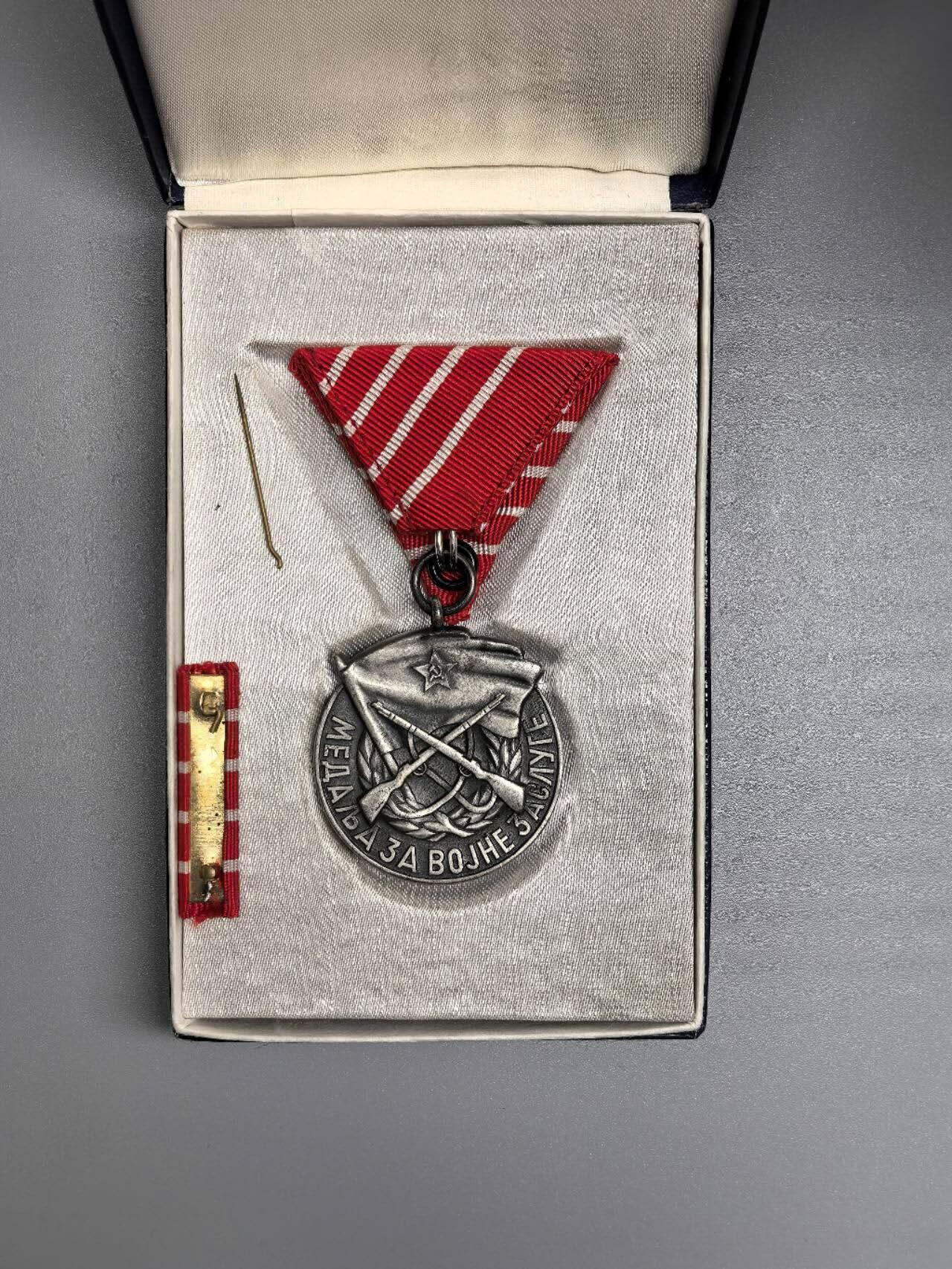 小驴勋章奖章收藏12月06日周六晚六点拍卖（珍爱和平，收藏战争，铭记历史，勿忘国耻，忠党爱国。有偿代拍，送拍规则在简介最后，参拍须阅读规则后再参拍，关系到运费包装发货时效真假辨别等关键信息，拍卖时不再发原图，看大图店主微信码在拍卖店铺介绍里） 南斯拉夫军事功勋奖章带盒带略，略针断了