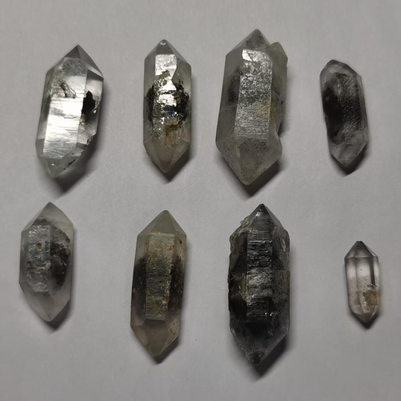 七河·世界钱币杂件水晶矿标小拍（总第30期） 藏家出品 X667 云贵闪灵水晶 糖心类 一组 8 枚，总体重量 30 多克 本件拍品由合作藏家负责邮寄