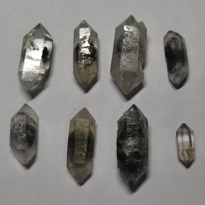 七河·世界钱币杂件水晶矿标小拍（总第30期） - 藏家出品 X667 云贵闪灵水晶 糖心类 一组 8 枚，总体重量 30 多克 本件拍品由合作藏家负责邮寄