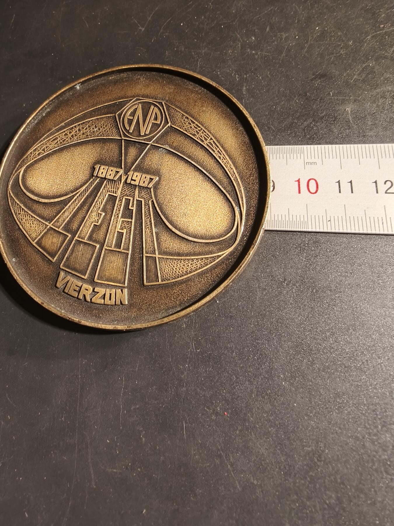 老王徽章第168期 法国昂利·布里松国立工艺学校创始人昂利·布里松诞辰一百年纪念章     直径90mm.     重量150g