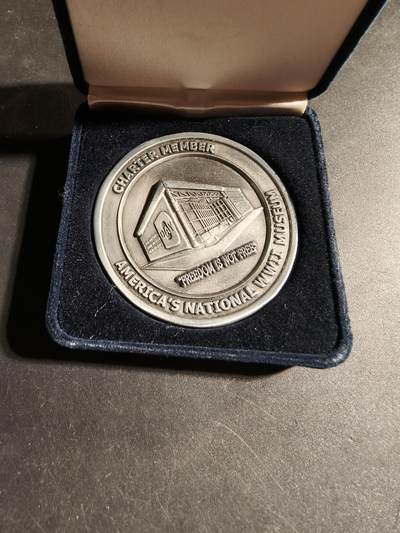 老王徽章第168期 - 美国新奥尔良二战国家战争博物馆胜利日纪念章      原盒      直径50mm.     重量38.9g