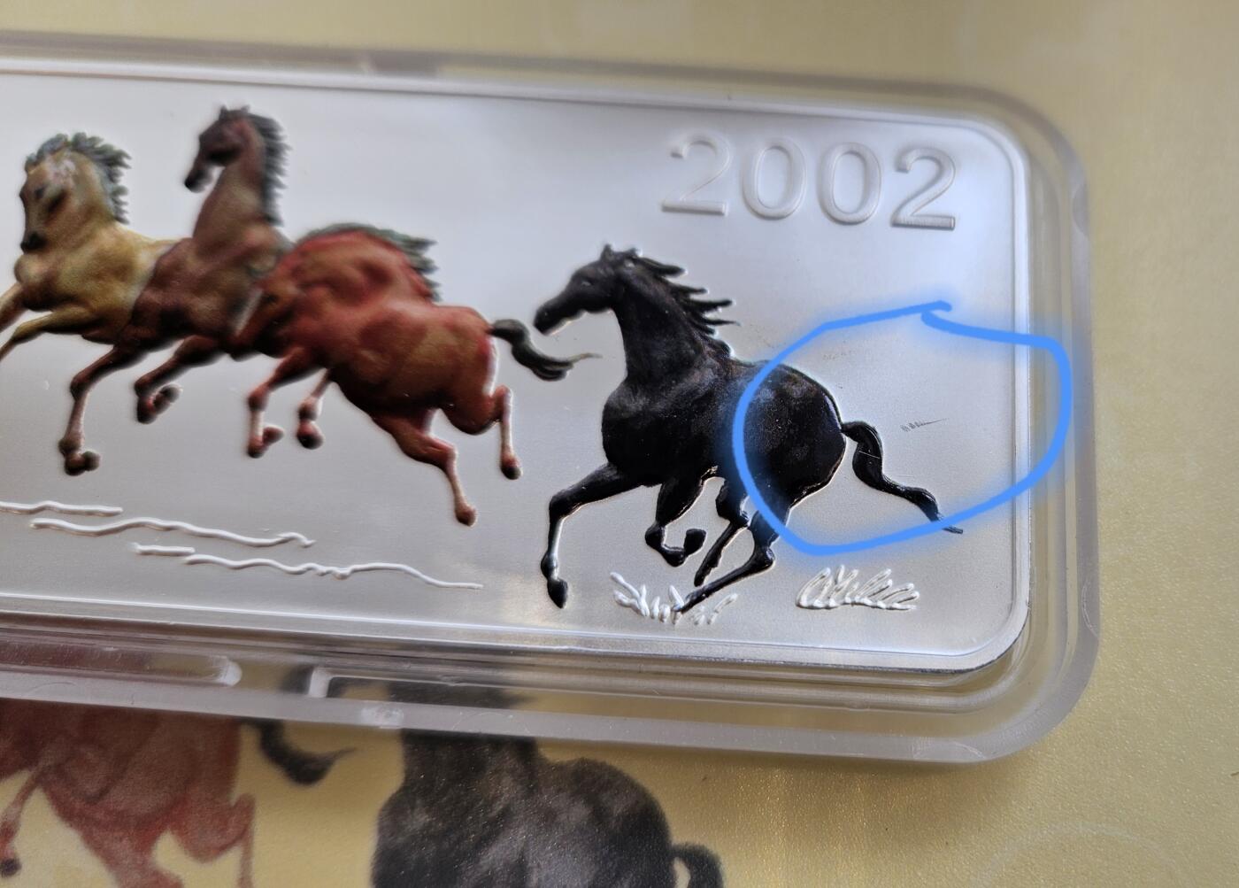 【币将精彩】世界钱币拍卖（2025-12-10） 蒙古2002年“奔马图”方型五盎司大银币，带证书包装，细节如图。