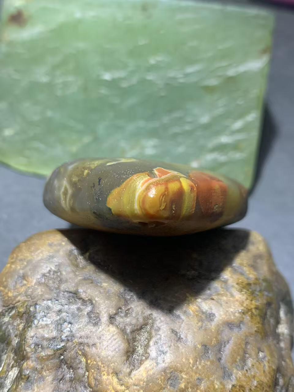 精美亚光冻料战国红玛瑙手工俏色巧雕龙戏珠吊坠（把件）一个！