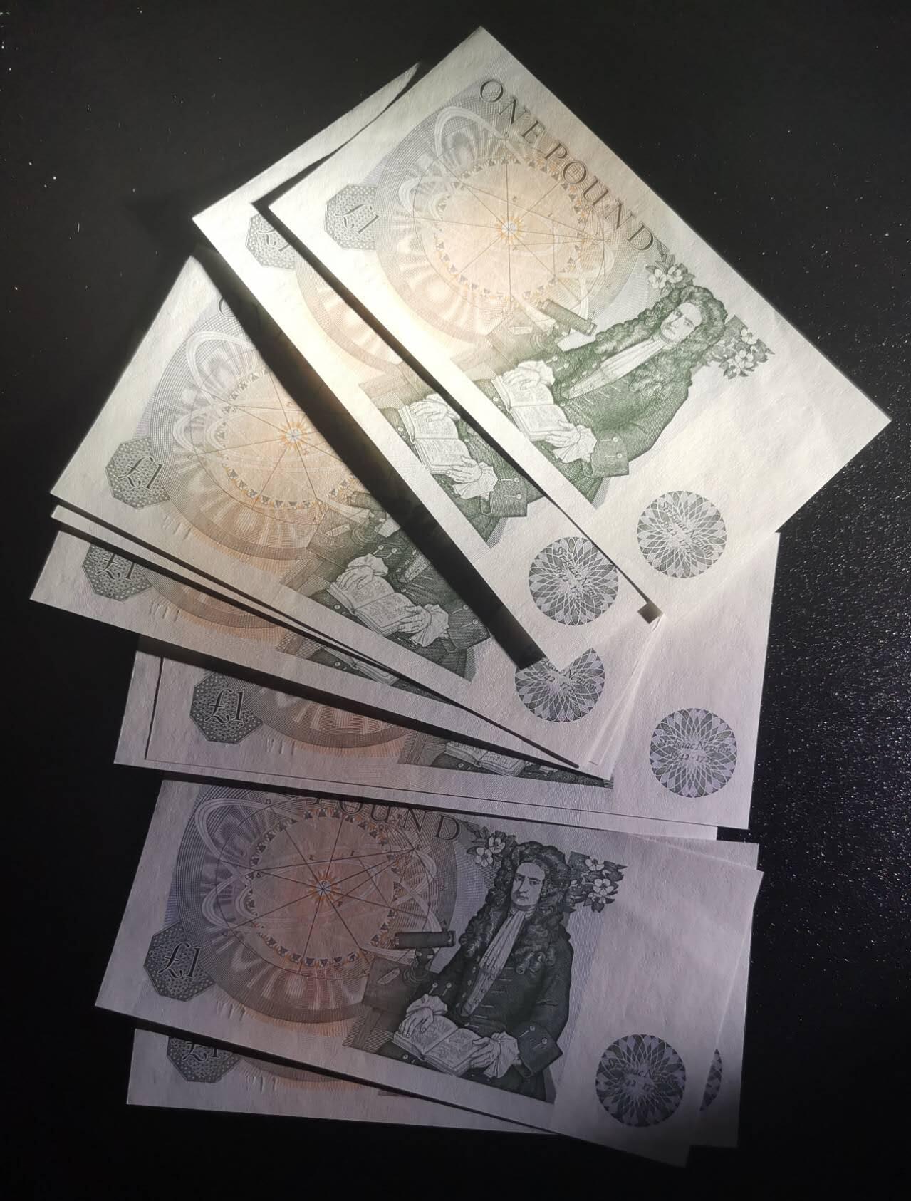 《艾美收藏》第223期-12.7周日外币畅拍 (9张)英国D序列1978-81年1镑UNC 零星几张轻微压痕 J.B.Page签名 P-377a