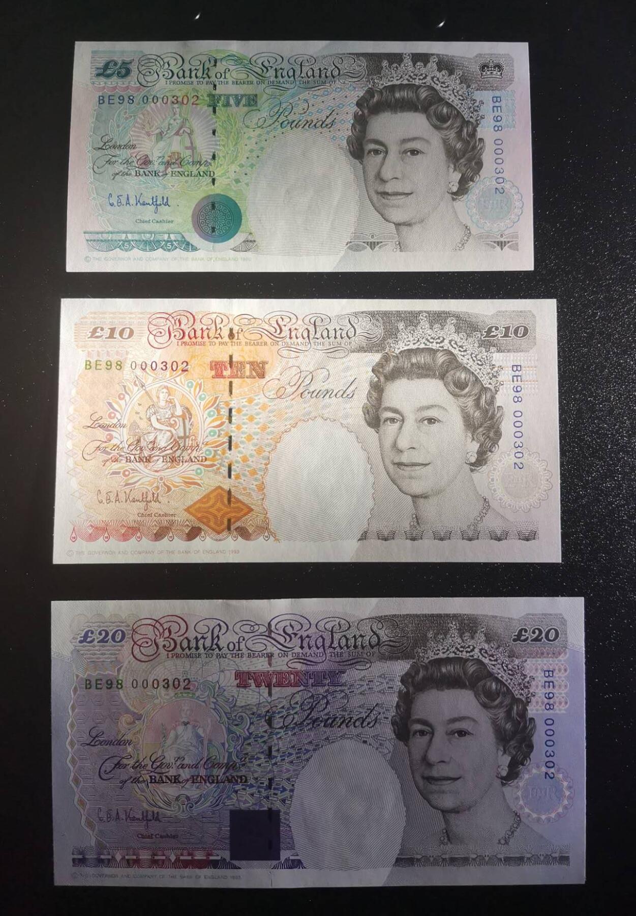 《艾美收藏》第223期-12.7周日外币畅拍 (3张纪念冠全同)英国E序列初版少见BE98纪念冠全同百位302号UNC 部分面值极轻微荧光 Kentfield签名 带认证证书