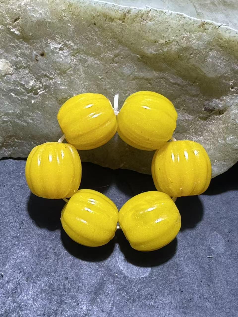 建国前后库存上等鸡油黄色琉璃瓜珠一组，
