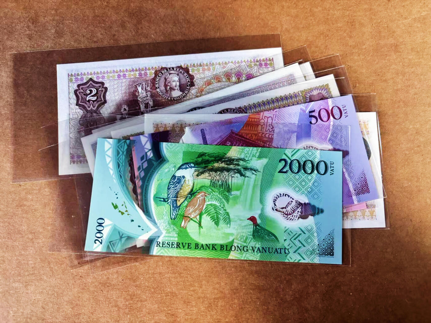 【Blue Auction】世界纸币精拍第759期——18级TOP拍卖/信誉/品质/专业/高效💫 【一组8张 含AA冠】瓦努阿图 200-2000瓦图&哥伦比亚1-20比索 全新UNC