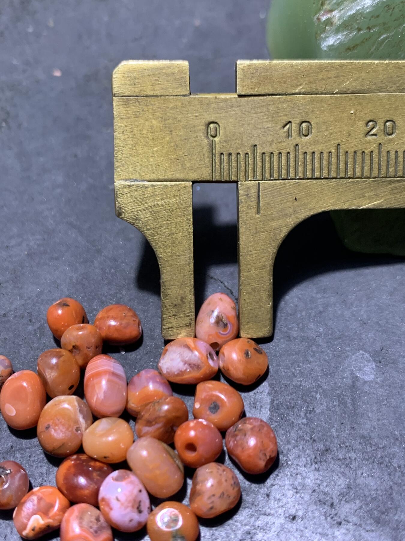 川料南红玛瑙原皮随形散珠一组，