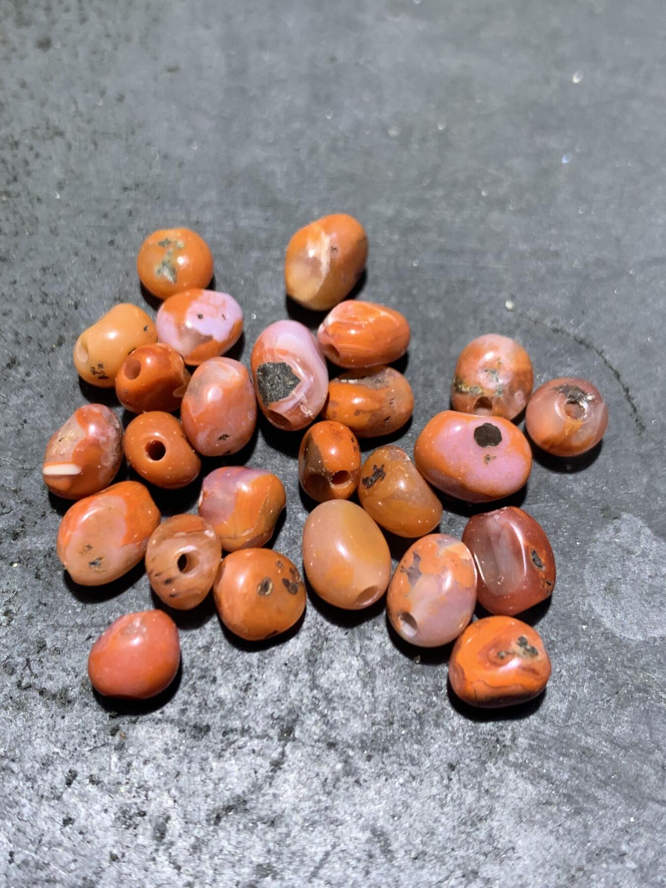 川料南红玛瑙原皮随形散珠一组，