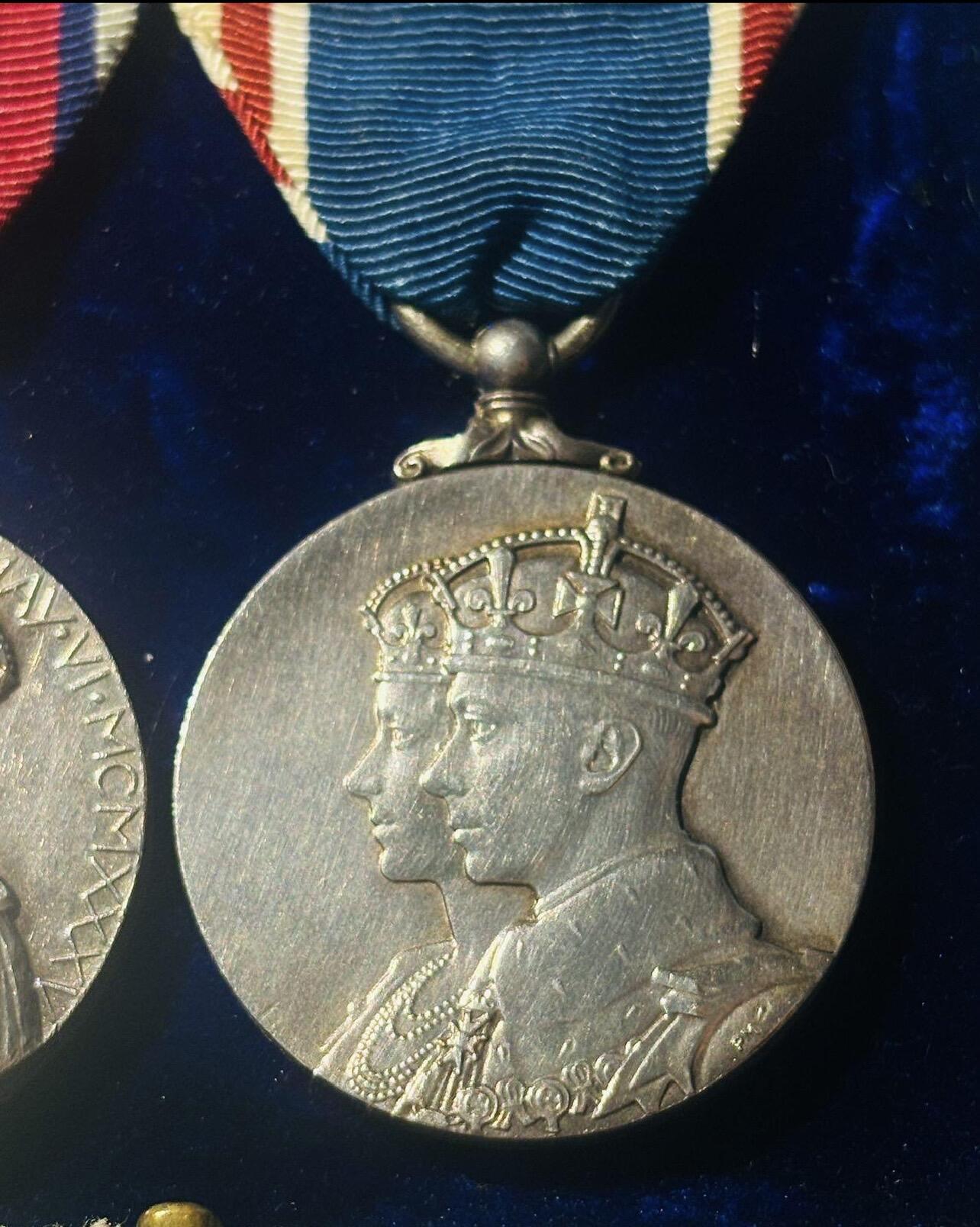 勋章专场  Lot.48 英国乔治五世银禧 乔治六世登基纪念章2联排 定制礼服挂版 均为银制 带定制盒