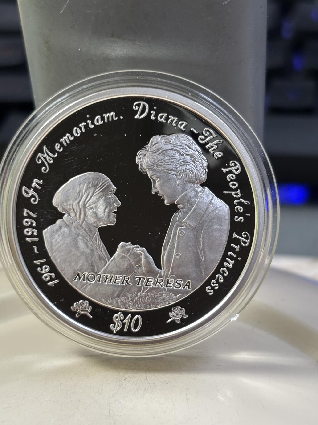 第184期拍卖 获奖塞拉利昂1997年戴安娜和特雷莎1盎司纪念银币，925银，发行10000枚，获1999年度克劳斯最富激情币大奖