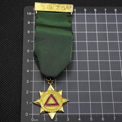 【淘币小摊】限时拍第八百二十三拍  纪念章场  满百包邮可预留两周  周一统一发货  -    1975年安全驾驶竞赛奖章