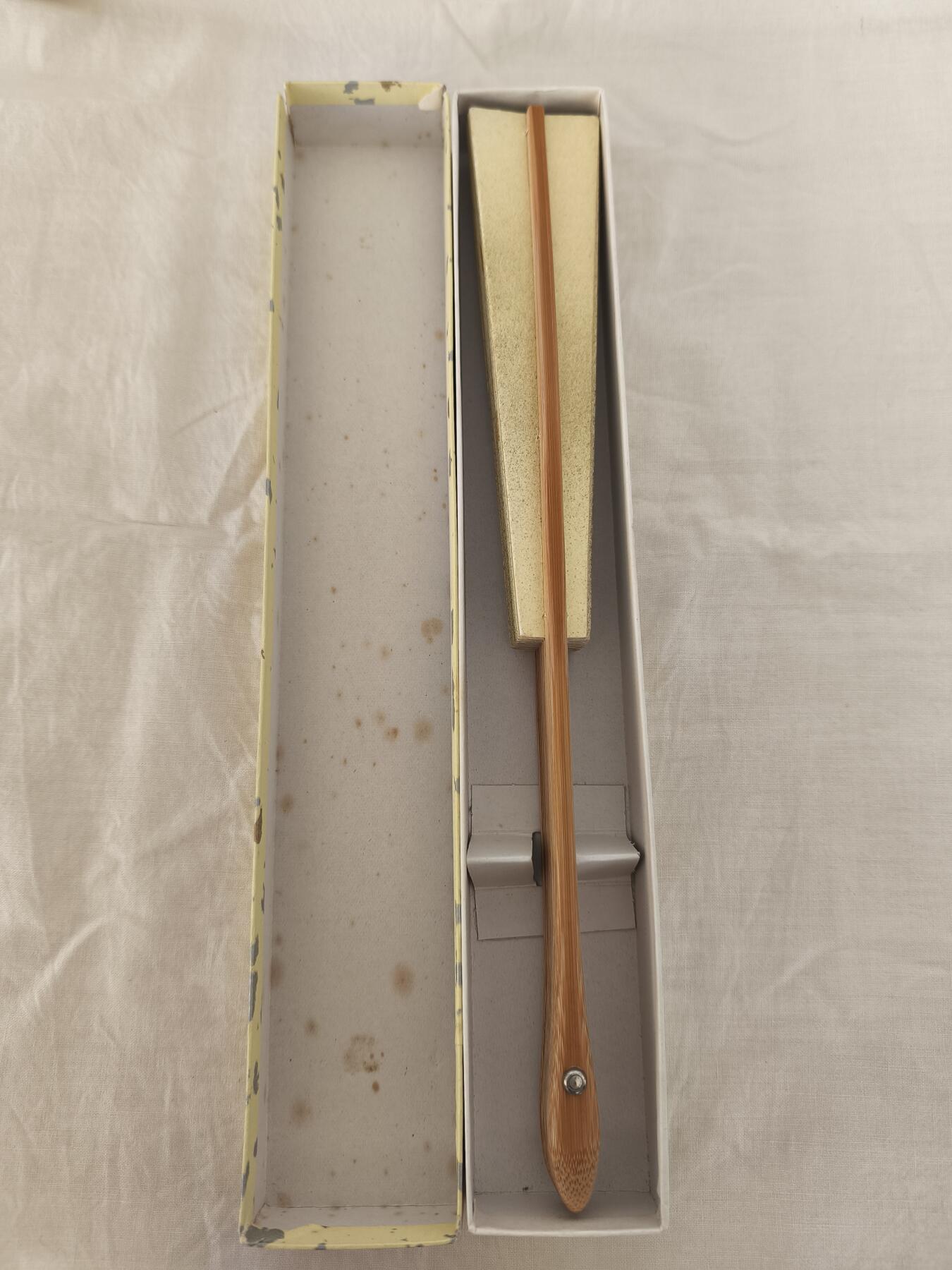 海外回流精品拍卖12.14 原盒全新家纹御舞扇一把