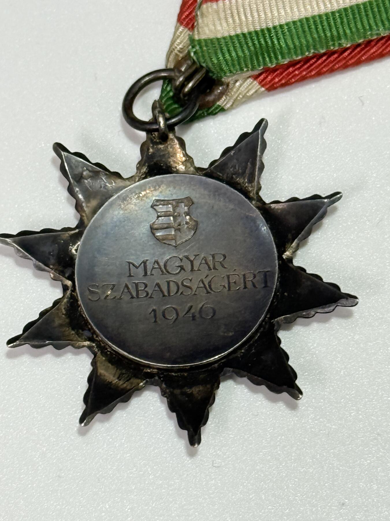 韵星假日拍卖第三十一期 -- Rimey Holidays Auction 31 匈牙利第二银制银级匈牙利自由功绩勋章 非常稀少 存在于46-48年，为二共时期颁发给建国元老的勋章 在那个资源匮乏的时代仍然银制作 很少见 保存完好 局部珐琅