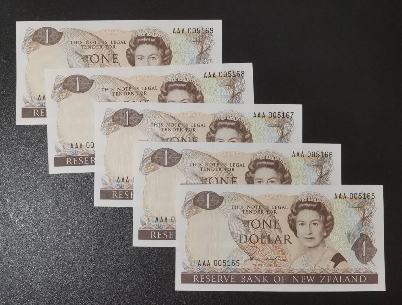 《艾美收藏》第223期-12.7周日外币畅拍 (5张)新西兰1981年首发AAA冠1元UNC千位靓号，花冠女王 Pick#169a一签