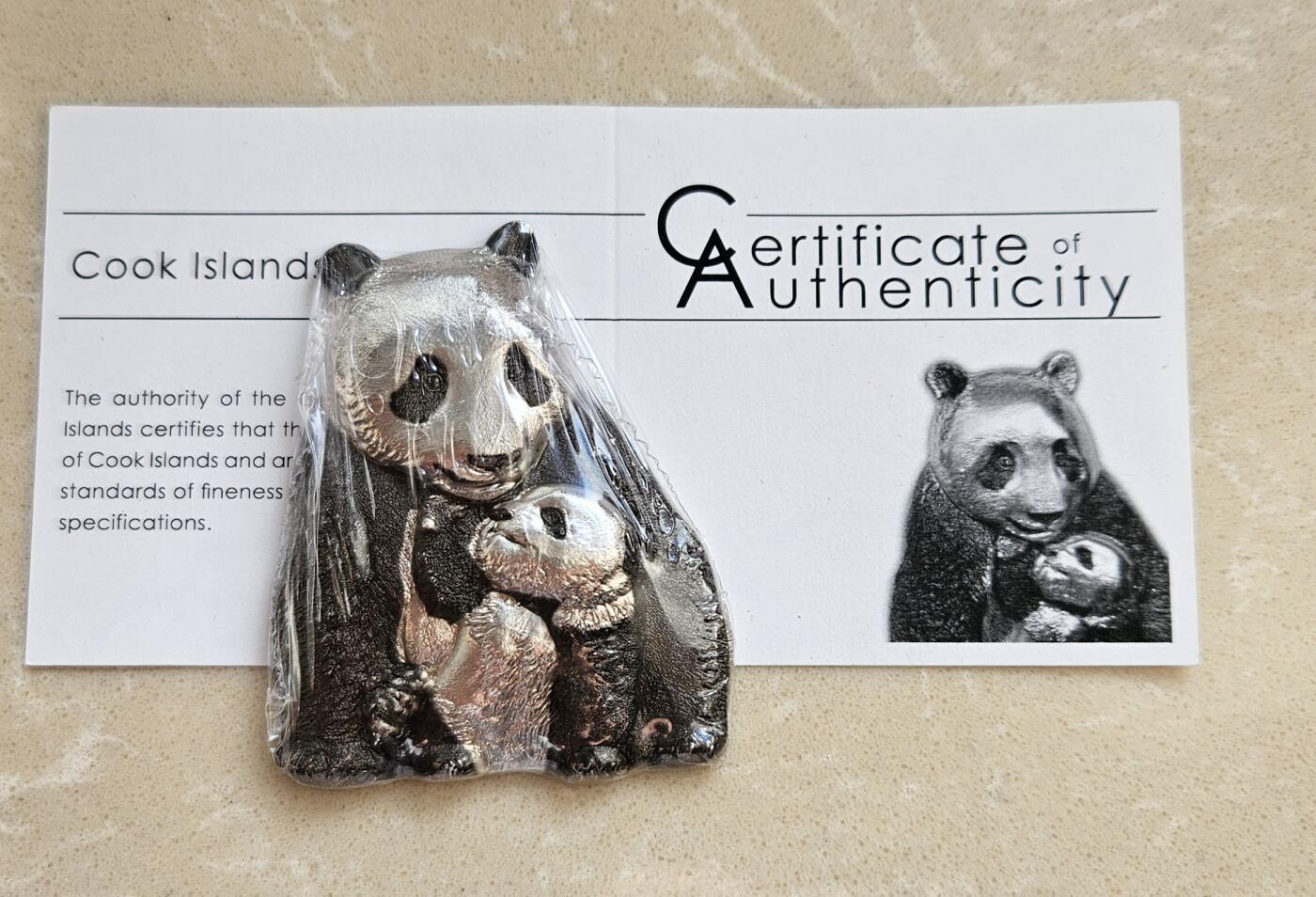 【币将精彩】世界钱币拍卖（2025-12-17） 库克2017年幸运大熊猫88克仿真大银币，发行888枚，带证书包装塑封有氧化。