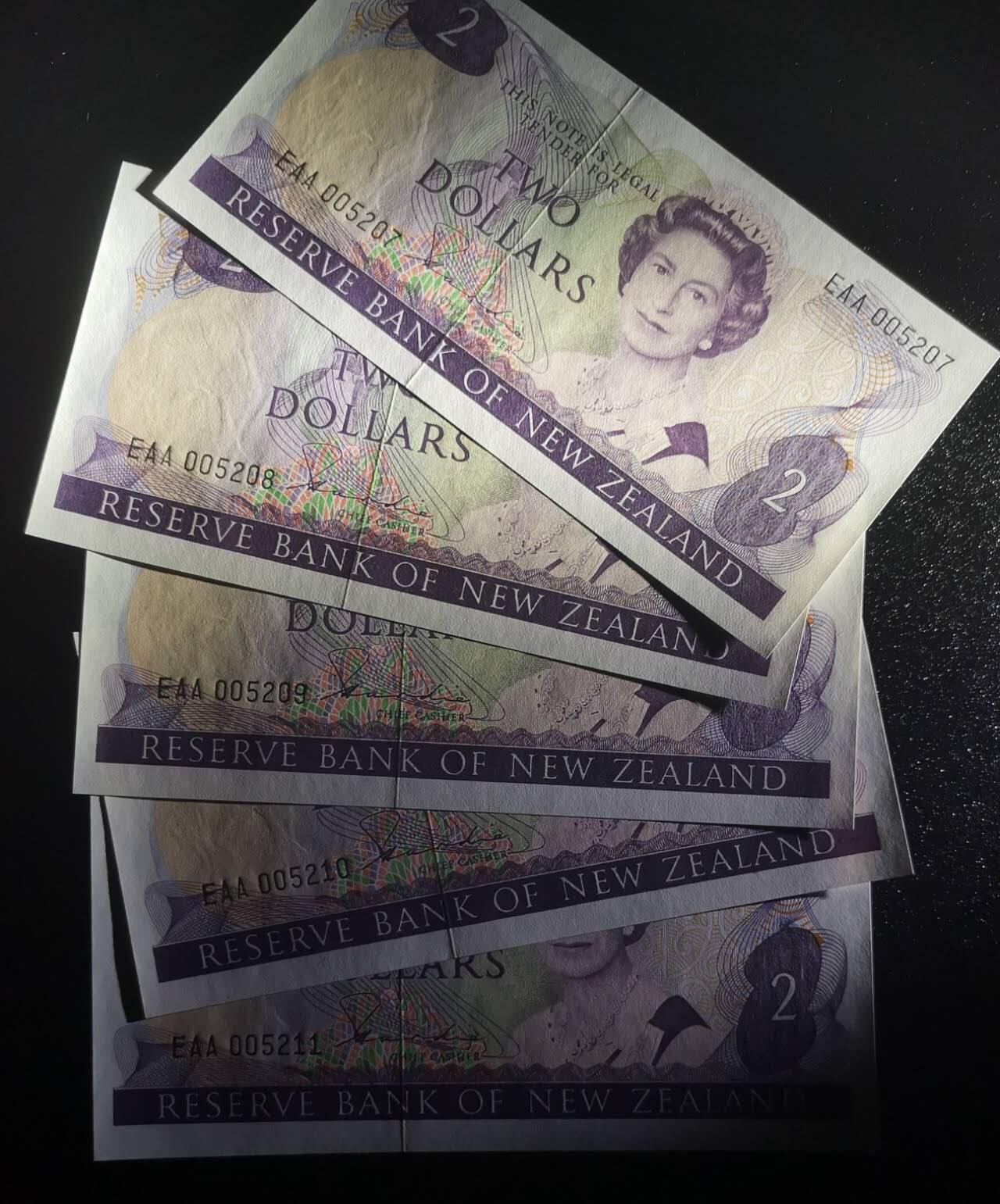 《艾美收藏》第223期-12.7周日外币畅拍 (5张)新西兰1981年首发EAA冠2元UNC千位靓号，花冠女王 Pick#170a一签