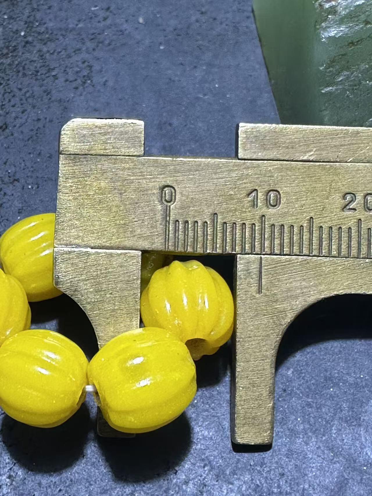 建国前后库存上等鸡油黄色琉璃瓜珠一组，