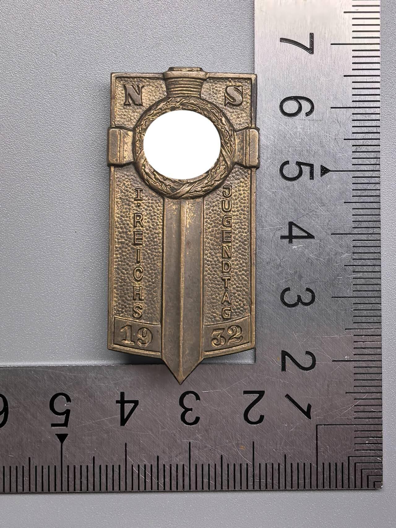 小驴勋章奖章收藏12月06日周六晚六点拍卖（珍爱和平，收藏战争，铭记历史，勿忘国耻，忠党爱国。有偿代拍，送拍规则在简介最后，参拍须阅读规则后再参拍，关系到运费包装发货时效真假辨别等关键信息，拍卖时不再发原图，看大图店主微信码在拍卖店铺介绍里） 1932年帝国青年节，首届HJ集会，在波茨坦举行。实际出席人数为8万名男孩和2万名女孩，极具里程碑意义，它是除金和领袖级青年团成员徽章外最稀少和昂贵的青年团章。