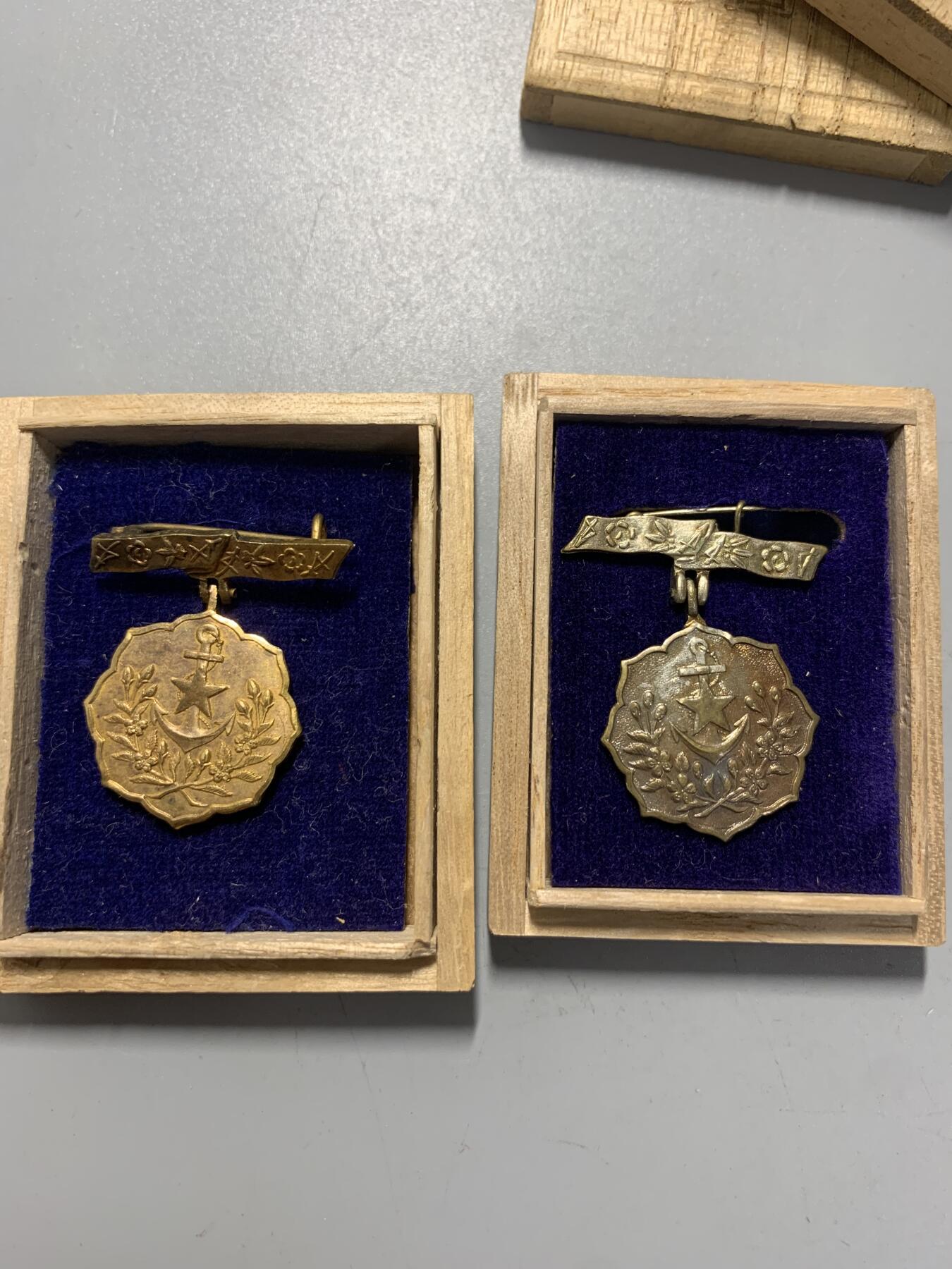 远东徽章小铺12月7日周日晚上9点结束 爱国妇人会两枚