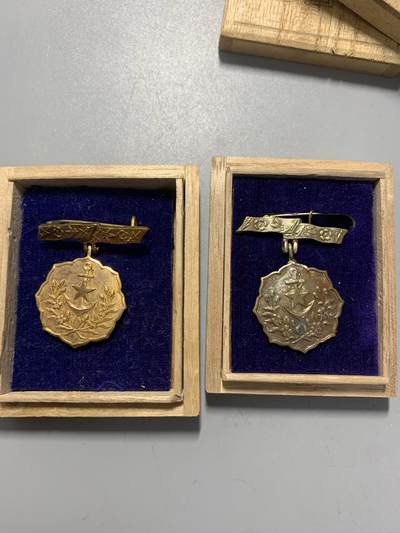 远东徽章小铺12月7日周日晚上9点结束 - 爱国妇人会两枚