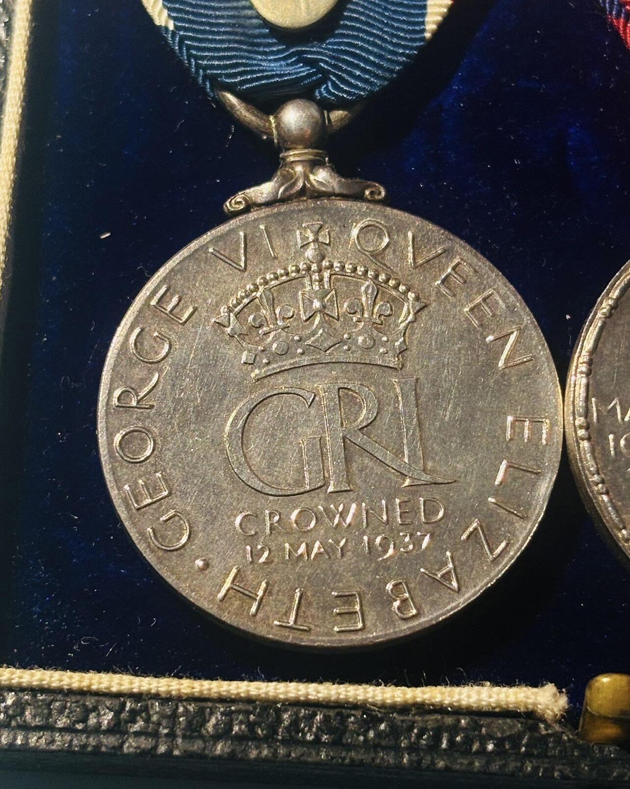 勋章专场  Lot.48 英国乔治五世银禧 乔治六世登基纪念章2联排 定制礼服挂版 均为银制 带定制盒