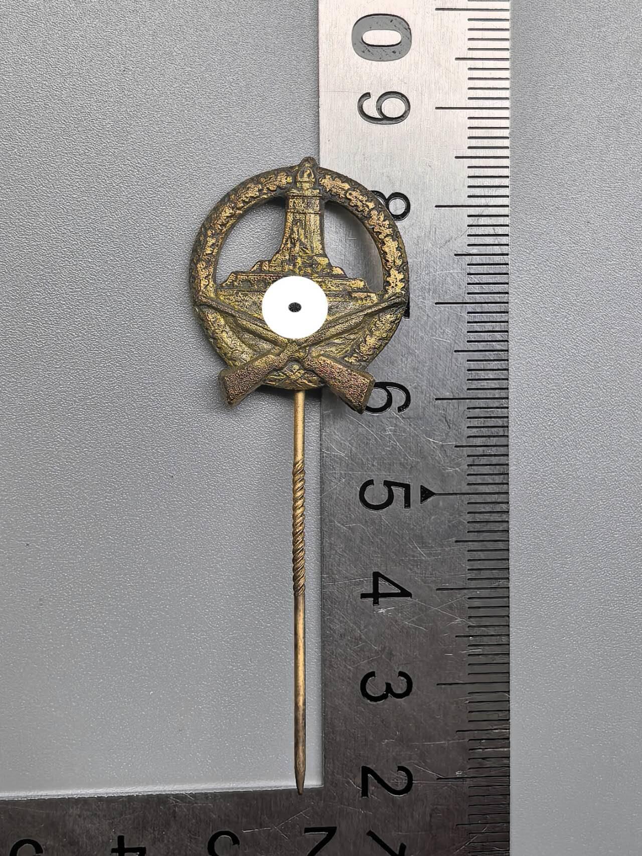 小驴勋章奖章收藏12月06日周六晚六点拍卖（珍爱和平，收藏战争，铭记历史，勿忘国耻，忠党爱国。有偿代拍，送拍规则在简介最后，参拍须阅读规则后再参拍，关系到运费包装发货时效真假辨别等关键信息，拍卖时不再发原图，看大图店主微信码在拍卖店铺介绍里） 帝国退伍军人联盟（基夫豪森联盟）金级射击奖插针。基夫豪森联盟是德国退伍军人及预备役军人协会的联合组织，总部位于莱茵河畔吕德斯海姆。名称源自基夫豪森纪念碑这座纪念碑矗立于德国中部图林根州巴特弗兰肯豪森附近海拔473米的基夫豪森山顶。