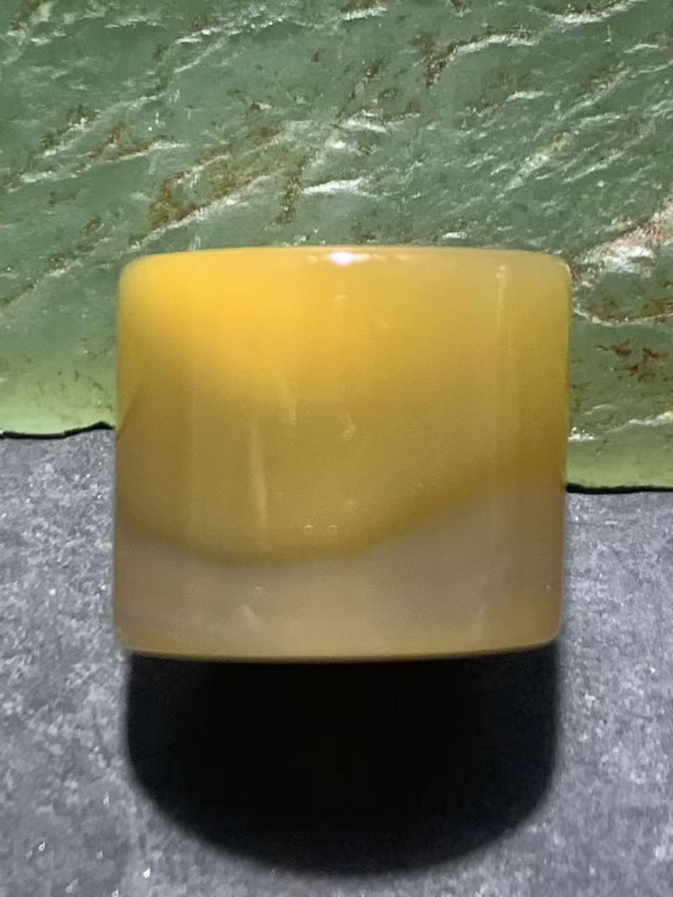 蒙料冻料飘鸡油黄战国红玛瑙通货晶洞桶珠一个，