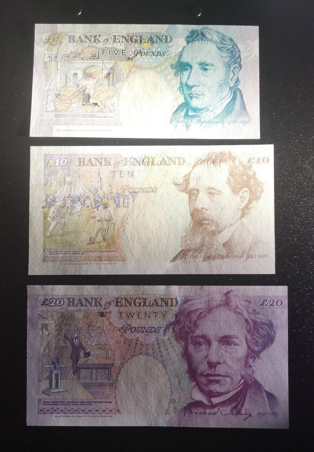 《艾美收藏》第223期-12.7周日外币畅拍 (3张纪念冠全同)英国E序列初版少见BE98纪念冠全同百位302号UNC 部分面值极轻微荧光 Kentfield签名 带认证证书