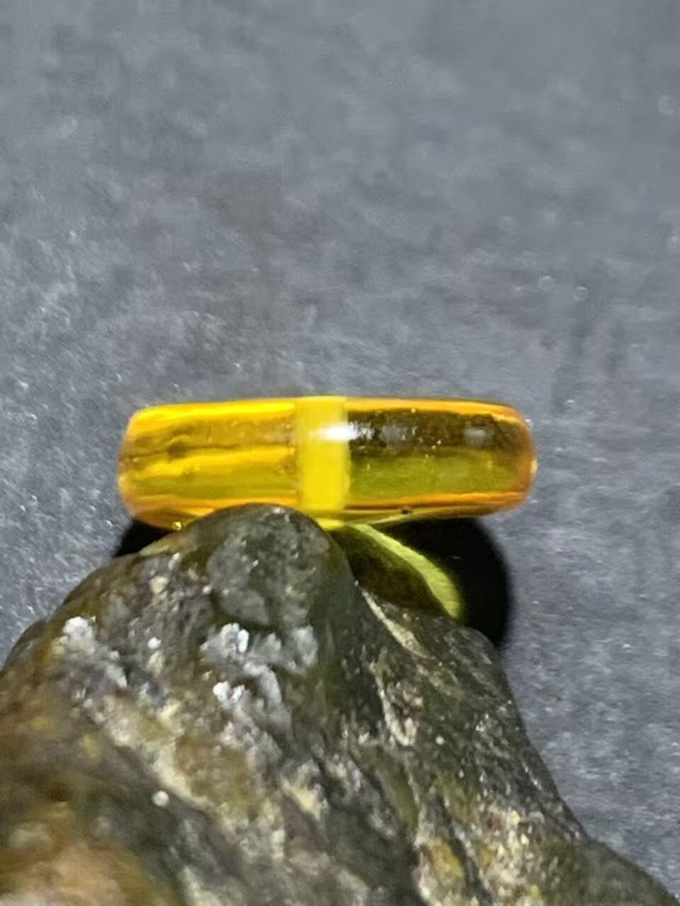 精美天然乌克兰蜜蜡随形小平安扣一个，