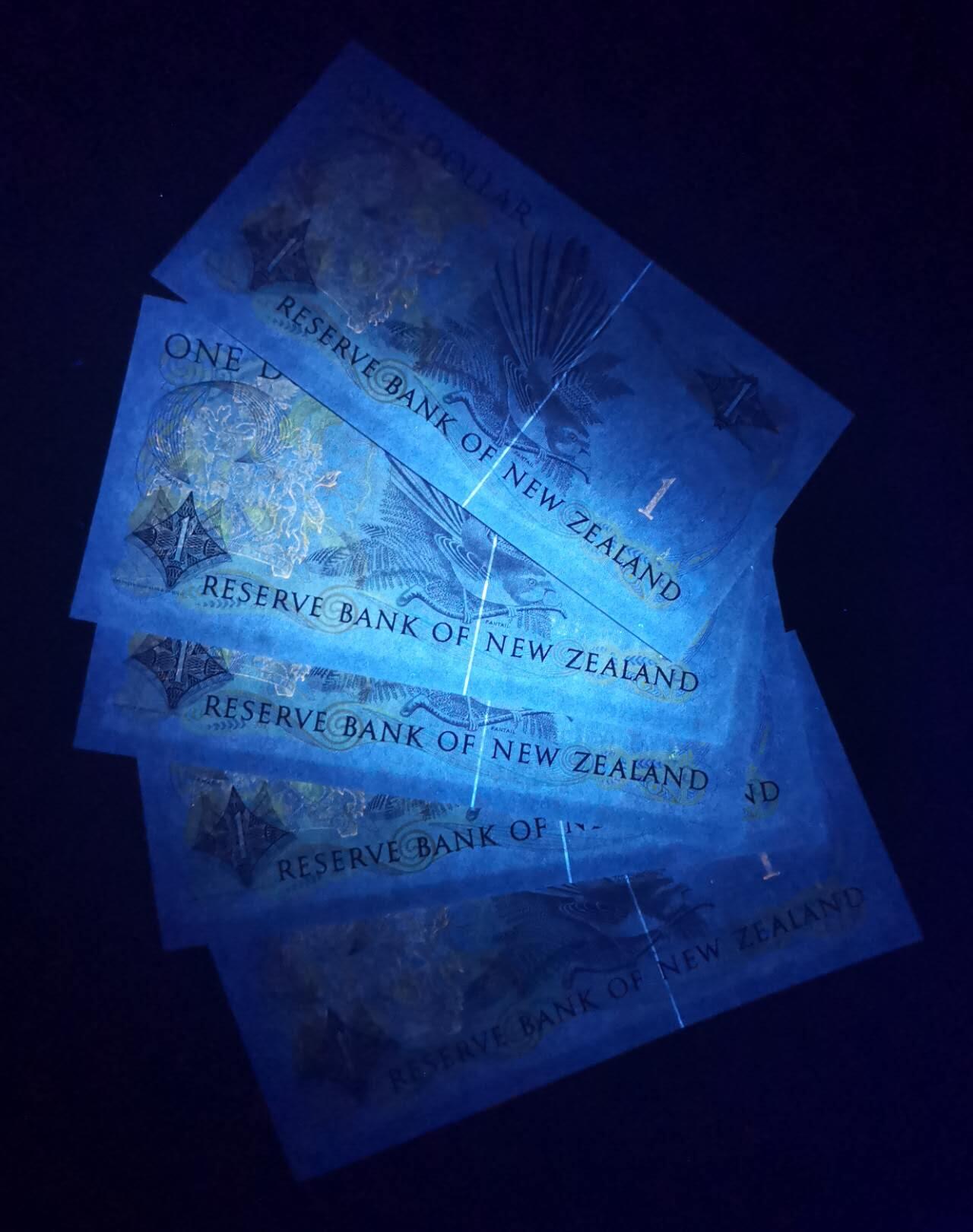 《艾美收藏》第223期-12.7周日外币畅拍 (5张)新西兰1981年首发AAA冠1元UNC千位靓号，花冠女王 Pick#169a一签