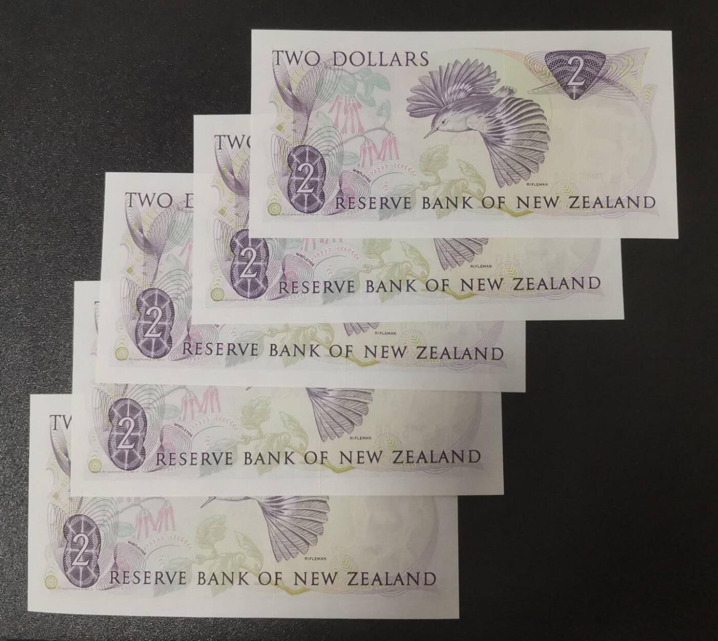 《艾美收藏》第223期-12.7周日外币畅拍 (5张)新西兰1981年首发EAA冠2元UNC千位靓号，花冠女王 Pick#170a一签