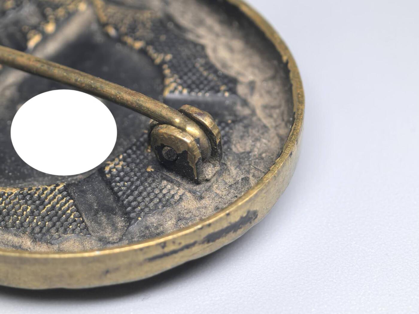 小驴勋章奖章收藏12月06日周六晚六点拍卖（珍爱和平，收藏战争，铭记历史，勿忘国耻，忠党爱国。有偿代拍，送拍规则在简介最后，参拍须阅读规则后再参拍，关系到运费包装发货时效真假辨别等关键信息，拍卖时不再发原图，看大图店主微信码在拍卖店铺介绍里） WW2黑色战伤奖章，纯铜黑漆