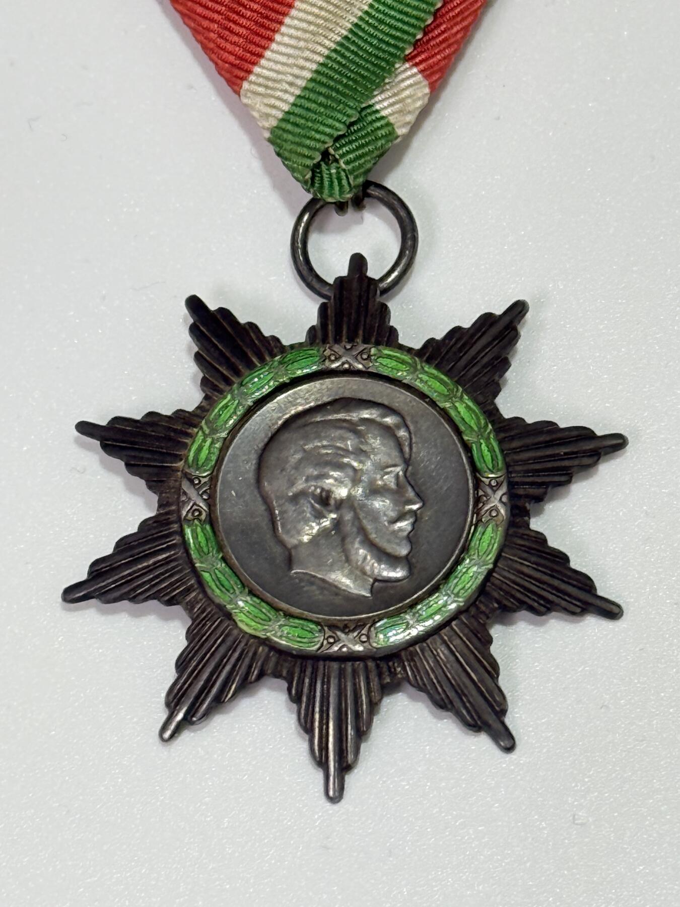 韵星假日拍卖第三十一期 -- Rimey Holidays Auction 31 匈牙利第二银制银级匈牙利自由功绩勋章 非常稀少 存在于46-48年，为二共时期颁发给建国元老的勋章 在那个资源匮乏的时代仍然银制作 很少见 保存完好 局部珐琅