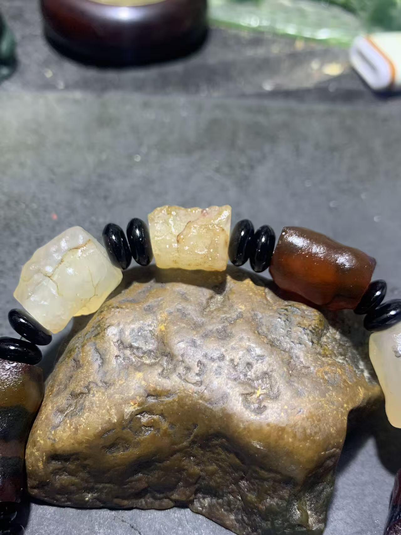 精美戈壁天然管状玛瑙原石手串一条，