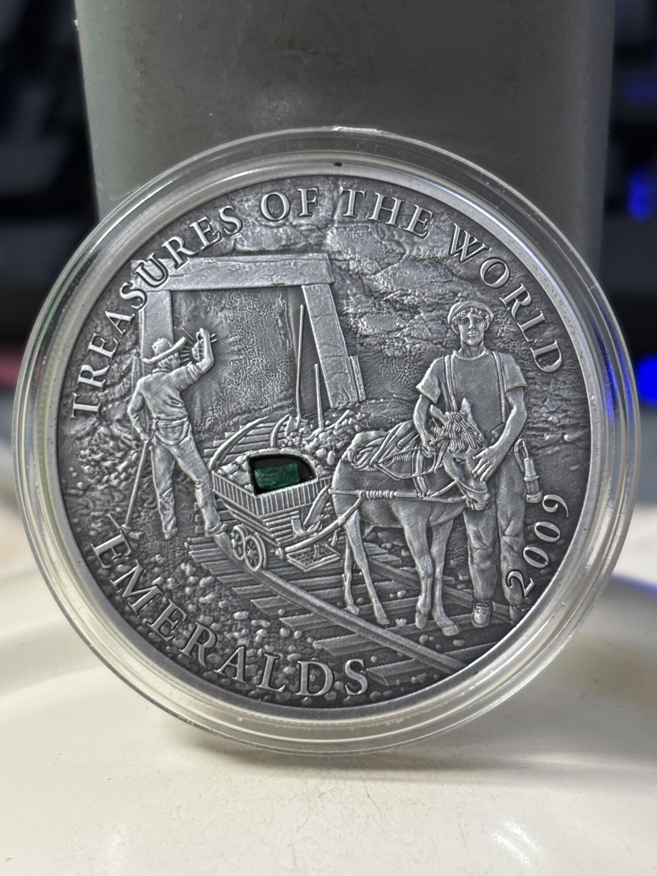 第184期拍卖 帕劳2009年世界珍宝系列1镶嵌祖母绿宝石仿古银币，925银，25克，发行2000枚，系列首枚